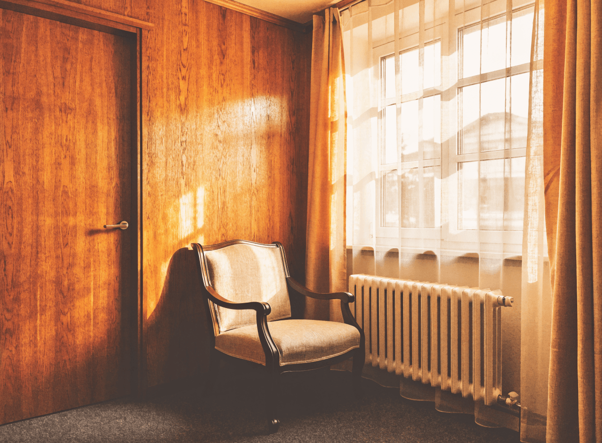 Fauteuil vide près d'une fenêtre